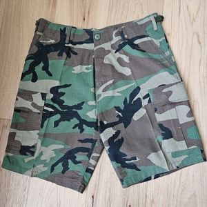 Camouflage Cargo Shorts Size Medium Regular Waist 31" to 35".